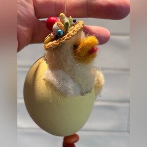 VTG HANDCRAFTED PURPLE FELT BABY CHICK SMALL ART SCULPTURE IN PAINTED EGG SHELL